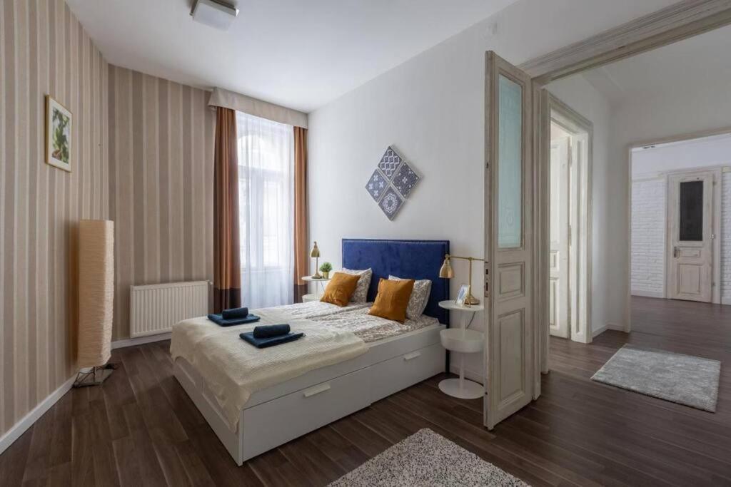 Chic, Captivating Space Near Opera House Apartment
