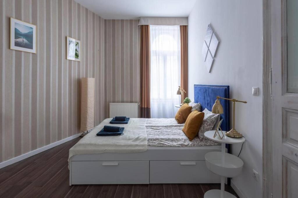 Chic, Captivating Space Near Opera House Apartment