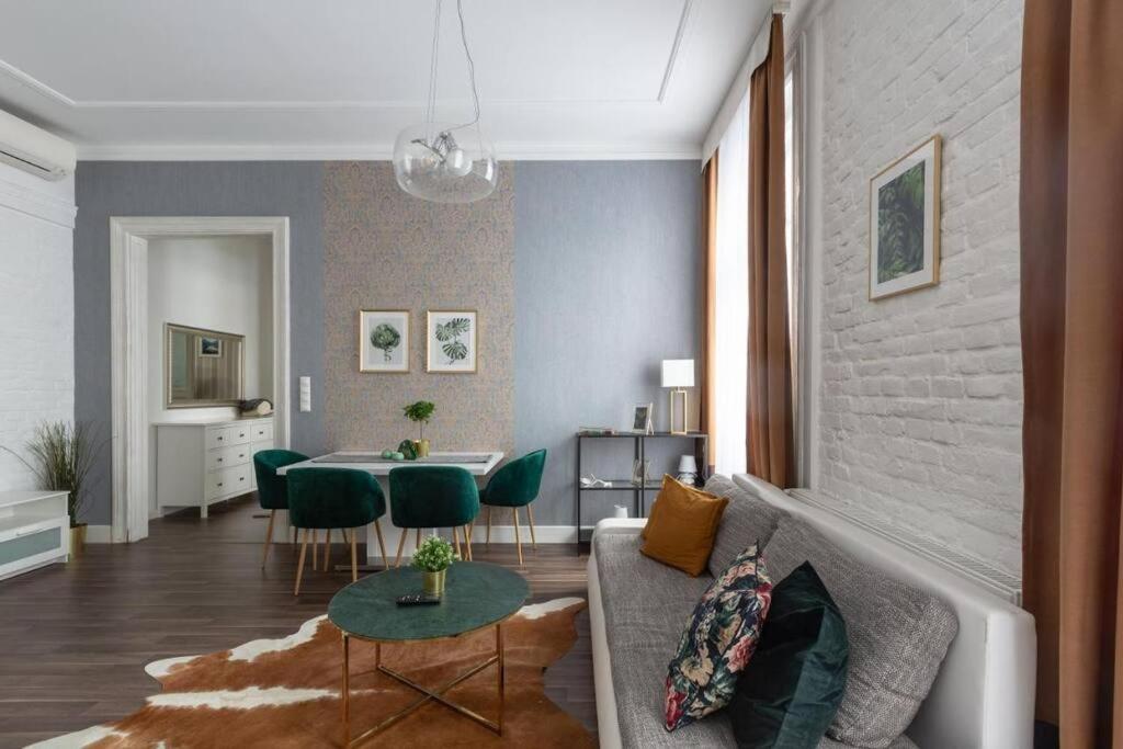Chic, Captivating Space Near Opera House Apartment Budapest